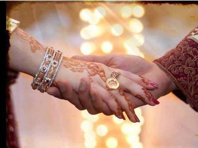 حکومتی وزیر نے اجتماعی شادیوں کی تقریب میں 700دلہنوں کو ایسا تحفہ دیدیا کہ شوہروں کے ہوش اڑا کر رکھ دیئے 