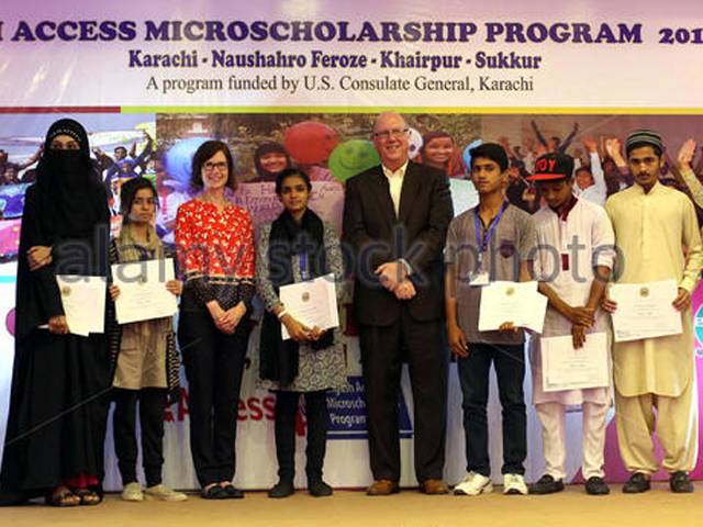 امریکی قونصل جنرل نے فیصل آباد میں ”انگلش ایکسیس مائیکرو سکالرشپ پروگرام “کا افتتاح کر دیا