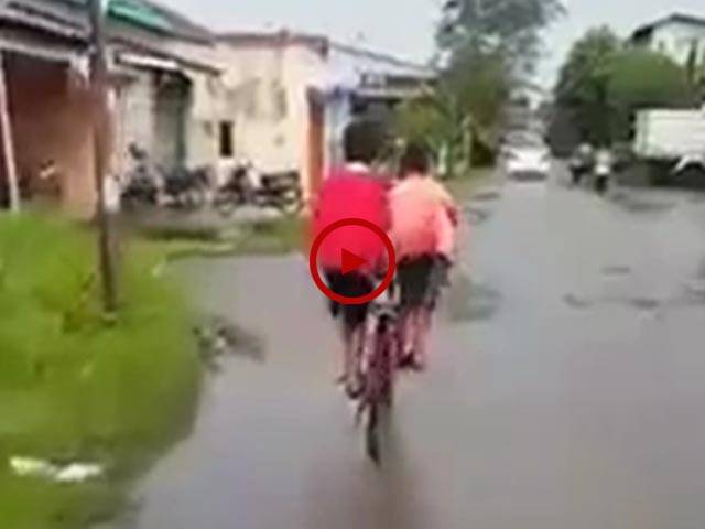 واہ کیا بات ہے۔بچوں کے سائیکل چلانے کا انوکھا انداز۔ ویڈیو: ناظم علی۔ ساہیوال