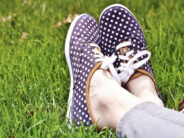 بغیر جرابوں کے جوتے پہننے کی عادت ہے تو انہیں بدبودار بننے سے کیسے روک سکتے ہیں؟ آسان ترین طریقہ آپ بھی جانئے