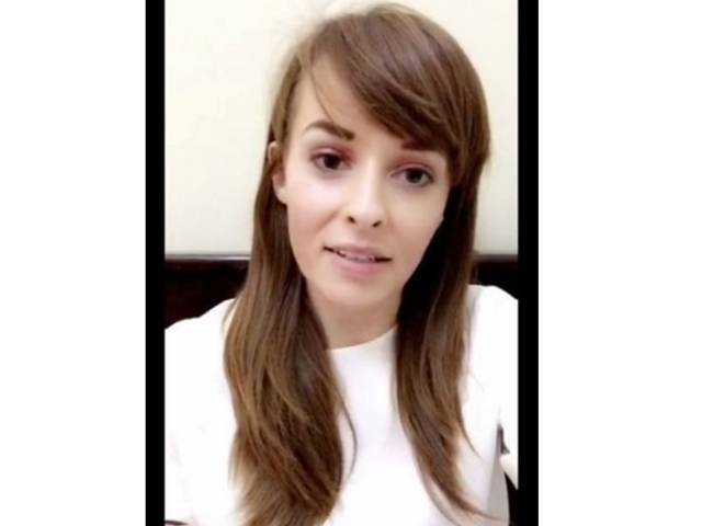 اس امریکی لڑکی نے انٹرنیٹ پر ایک ویڈیو جاری کردی کہ سعودی عرب میں دھوم مچادی، ہر سعودی کے دل پر راج کرنے لگی، ویڈیو میں ایسا کیا کررہی ہے؟ دیکھ کر آپ بھی دیکھتے ہی رہ جائیں گے
