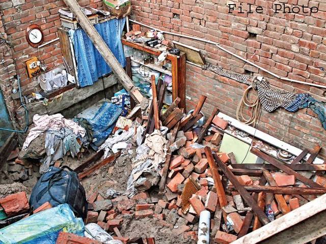 لاہور میں تیز آندھی، دیواریں گرنے کے باعث 3افراد جاں بحق 7زخمی 