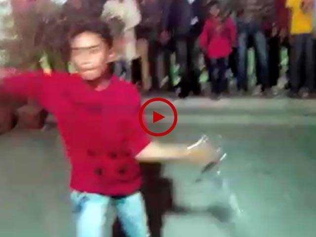 نئے انداز میں تلوار کیساتھ ڈانس کرتے ہوے اس لڑکے کے ساتھ کیا حادثہ ہو گیا۔ ویڈیو:صفدر خان۔ میانوالی
