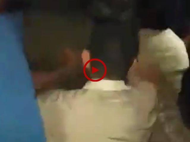 کراچی میں جب ایک چور رنگے ہاتھوں پکڑا گیا تو دیکھیں عوام نے اس کا کیا حال کیا۔ ویڈیو: فیصل علی۔ کراچی