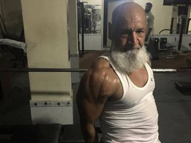 اس پاکستانی بزرگ نے 55 سال کی عمر میں یہ بے مثال باڈی بنا ڈالی ، مگر کیسے؟ وہ خبر جو تمام نوجوانوں کو ضرور پڑھنی چاہیے