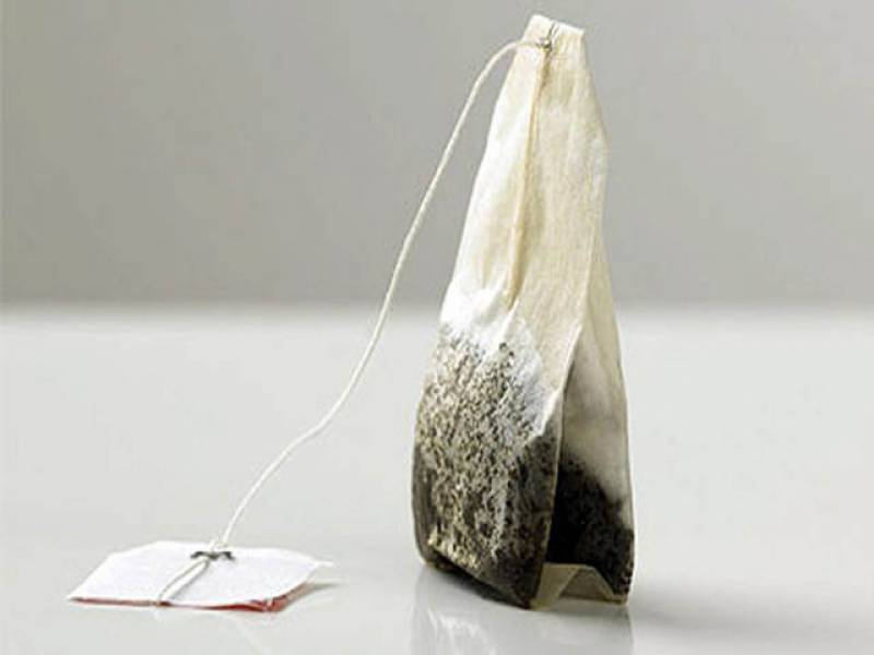 استعمال شدہ ٹی بیگز پھینکنے کے بجائے ان سے یہ حیرت انگیز فوائد بھی اٹھائیں