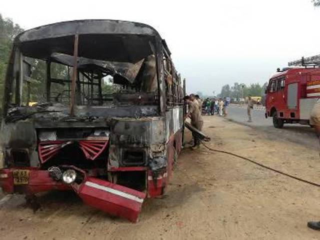 بھارتی ریاست اترپردیش میں بس اور ٹرک میں ہولناک تصادم ، 22مسافر ہلاک ، 15زخمی