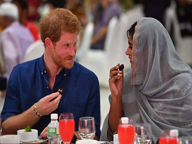 برطانوی شہزادے ہیری کا مسلمانوں کے ساتھ افطار ،یہ تصویر کس ملک سے آئی ،جان کر آپ کو بے حد حیرت ہو گی