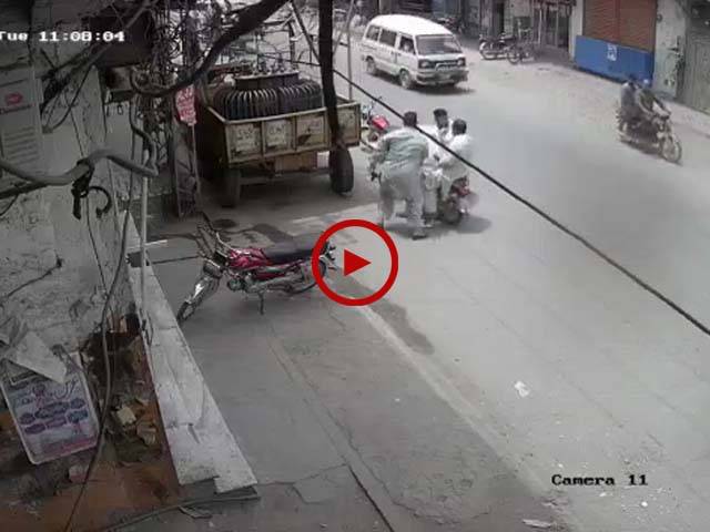 لاہور میں ہونے والی ڈکیتی کی واردات کی ویڈیو دیکھیں۔ ویڈیو: میاں یوسف۔ لاہور