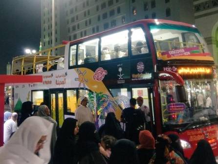 مدینہ منورہ :زائرین کو جنت البقیع سمیت متبرک مقامات تک لیجانے والی بس کا آزمائشی سفر مکمل 