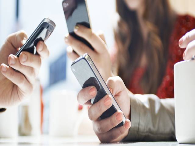 موبائل فون صارفین 14 کروڑ، تھری اور فورجی ٹیکنالوجی استعمال کرنے والوں کی تعداد ساڑھے 4 کروڑ تک پہنچ گئی