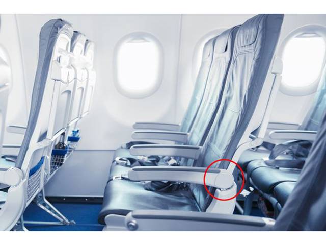 جہاز کی سیٹ میں موجود وہ خفیہ بٹن جسے دبا کر آپ اکانومی سیٹ میں اضافی جگہ حاصل کرسکتے ہیں، اگر کبھی جہاز پر سفر کرتے ہیں تو یہ بات آپ کو ضرور معلوم ہونی چاہیے