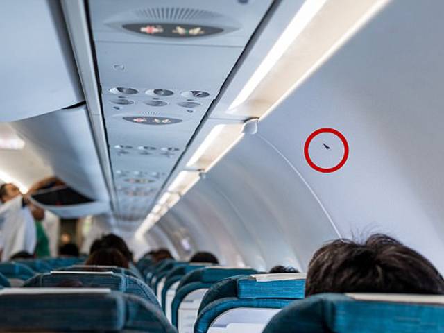 جہاز کے کیبن میں یہ ٹرائی اینگل جیسے چھوٹے چھوٹے نشان دراصل کس لئے ہوتے ہیں اور آپ کی حفاظت کیلئے انتہائی ضروری کیوں ہیں؟ جانئے ہوائی جہاز میں آپ کی حفاظت کیلئے چھپی ان چیزوں کے بارے میں جن کا آپ کو بالکل بھی معلوم نہیں