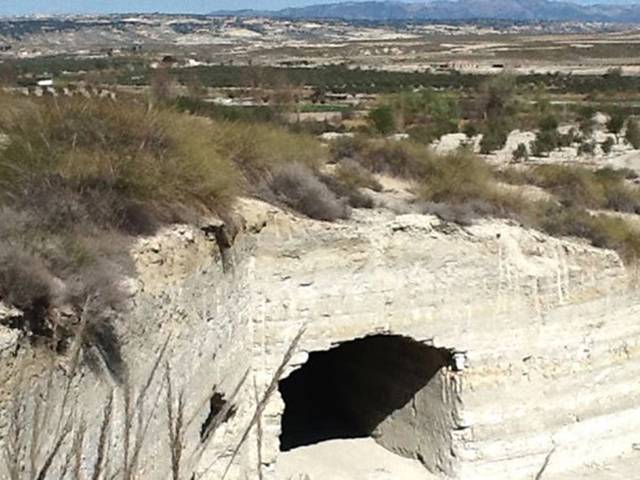 غیر آباد جگہ پر قائم اس غار کے اندر دراصل کیا ہے؟ دیکھ کر آپ کو اپنی آنکھوں پر یقین نہیں آئے گا