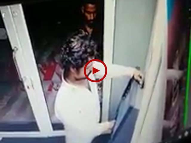 اس ویڈیو میں دیکھیں کیسے اس چور نے چند منٹوں میں اے۔ٹی۔ایم سے سارے پیسے نکال لیے۔ ویڈیو: سہیل بٹ۔ لاہور