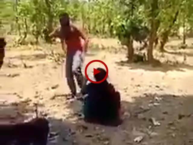 انڈیا میں لڑکی اور لڑکا جب رنگے ہاتھوں پکڑے گئے تو لڑکی کے بھائی نے ان کا کیا حال کیا۔ اس ویڈیو میں دیکھیں۔ ویڈیو: ملک نعمان۔ لاہور 