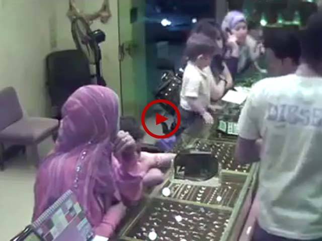 ویڈیو میں دیکھیں اس عورت نے کس مہارت سے جیولر کی دکان میں چوری کی۔ ویڈیو: سہیل بٹ۔ لاہور 