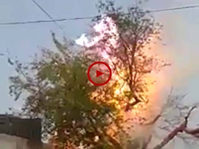 بجلی کی تار سے لگنے والی خوفناک آگ کے مناظر دیکھیں۔ ویڈیو: حسن علی۔ ملتان
