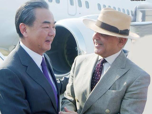 چین کے وزیر خارجہ وانگ ژی کی اسلام آباد آمد،وزیراعلیٰ پنجاب کا ائیر پورٹ پر پرتپاک استقبال ،دورے سے پاک چین تعلقات مزید مضبوط ہوں گے :شہباز شریف