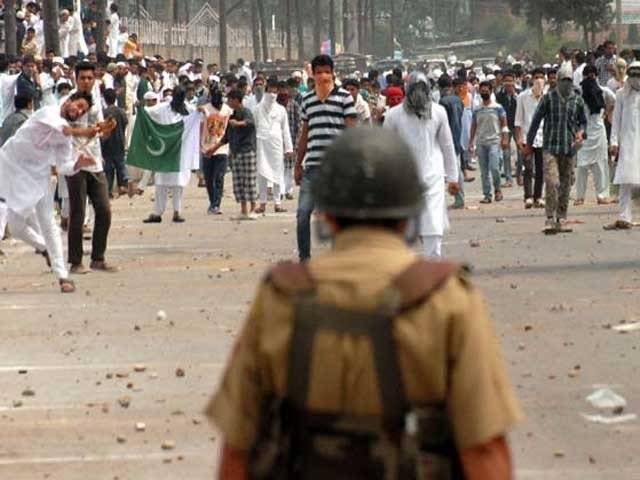 مقبوضہ کشمیر میں بھارتی افواج کا عید اجتماعات پر دھاوا، فائرنگ سے درجنوں افراد زخمی