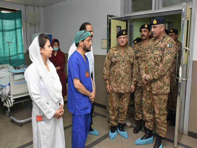 آرمی چیف جنرل قمر باجوہ کا نشتر ہسپتال ملتان کا دورہ،سانحہ احمد پور شرقیہ کے زخمیوں کی عیادت:آئی ایس پی آر 