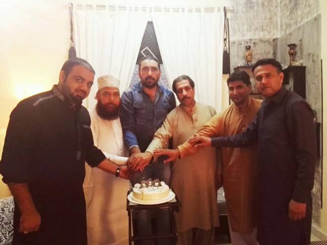 یو اے ای میں پاکستانی کمیونٹی نے عید پر کیک کاٹا