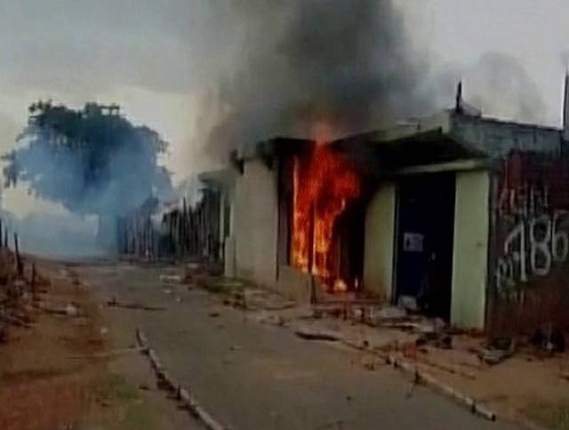 جھاڑ کھنڈ میں گھر کے باہر مردہ گائے دیکھ کر انتہا پسند ہندوؤں کا مسلمان خاندان پر بدترین تشدد ، گھر بھی نذر آتش کر دیا 