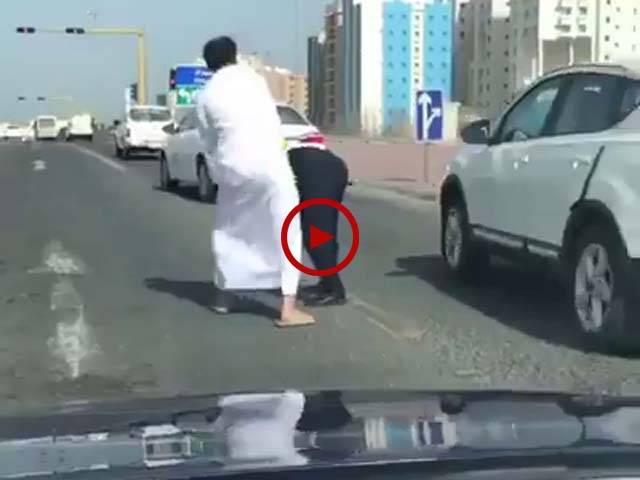 ویڈیو میں دیکھیں ان صاحب نے اس پولیس والے کی بیچ سڑک میں پٹائی کر ڈالی۔ ویڈیو:عمر سلہری۔ سعودی عرب