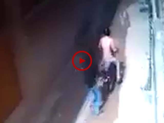 کراچی میں ہونے والی واردات کی CCTV فوٹیج دیکھیں۔ ویڈیو میں دیکھیں خاتون کے ساتھ واردات کے دوران مار پیٹ بھی کی گئی۔ ویڈیو: محمد حمزہ۔ کراچی