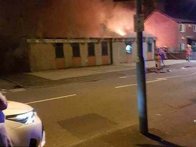برطانیہ کے شہر مانچسٹر میں شرپسندوں نے مسجد کو آگ لگادی