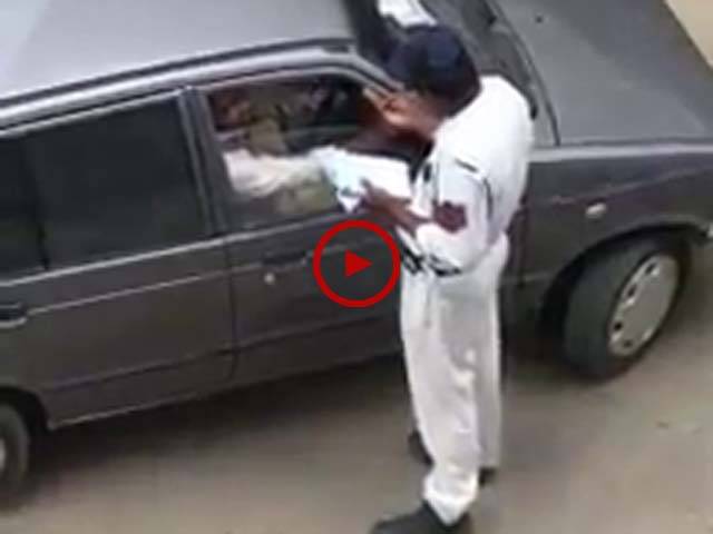 ویڈیو میں دیکھیں اس پولیس والے نے 100 روپے رشوت لے کر اس گاڑی والے کو چھوڑ دیا۔ لیکن کیمرے کی آنکھ نے یہ مناظر محفوظ کر لیے۔ ویڈیو: سہیل بٹ۔ لاہور 
