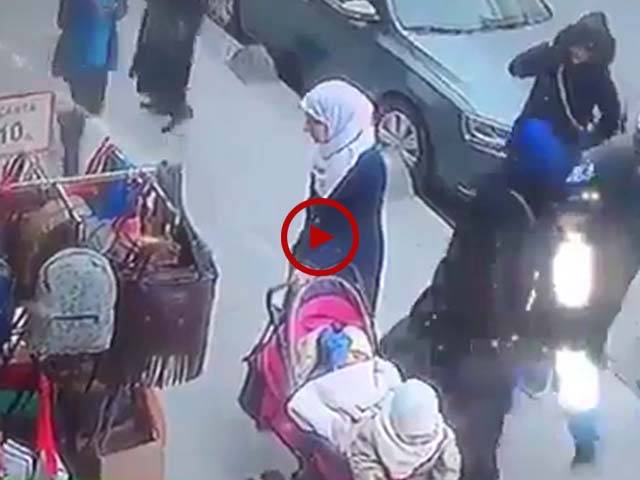  ان عورتوں نے اس بیچاری عورت کو کس طرح دھوکے سے لوٹ لیا اس ویڈیو میں دیکھیں۔ ویڈیو: آغا خرم۔ لاہور