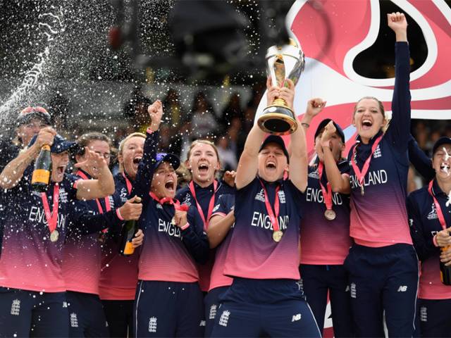 آئی سی سی وویمن کرکٹ ورلڈ کپ، انگلینڈ نے بھارت کو سنسنی خیز مقابلے میں شکست دے کر عالمی کپ کا ٹائٹل اپنے نام کر لیا 