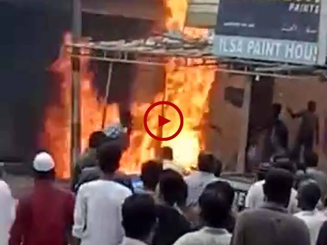  کراچی ملیر میں واقع مدینہ پینٹ ہاؤس میں لگنے والی آگ کے مناظر دیکھیں۔ ویڈیو: فیصل علی۔ کراچی