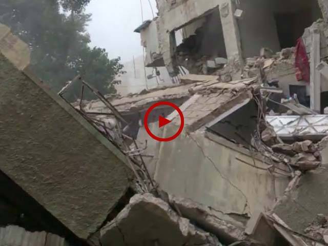 اس ویڈیو میں دیکھیں کیسے یہ عمارت چند لمحوں میں زمین بوس ہو گئی۔ ویڈیو: محمد عثمان۔ کراچی 