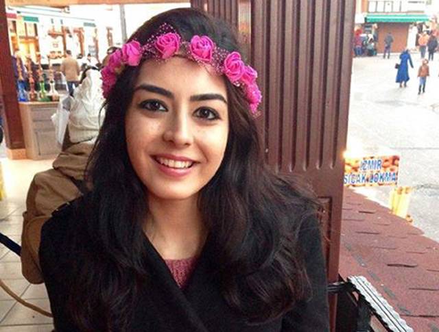 شیریں مزاری کی بیٹی ایمان مزاری کی لندن میں پارٹی مناتے ہوئے تصاویر سوشل میڈیا پر ’لیک‘ ہو گئیں، دیکھ کر ہر کوئی دنگ رہ گیا کیونکہ۔۔۔