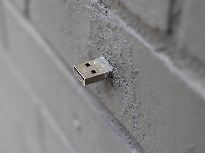 کیا آپ کو معلوم ہے نیویارک شہر کی دیواروں میں جگہ جگہ USBکیوں نصب ہے ؟وجہ انتہائی دلچسپ