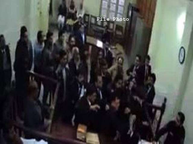 عدالتوں سے بدتمیزی کرنے والے وکلاءکے خلاف پروفیشنل اور سینئروکلاءمیدان میں آ گئے،رائل پام میں اجلاس ،عدلیہ کے تحفظ کے لئے اہم فیصلے