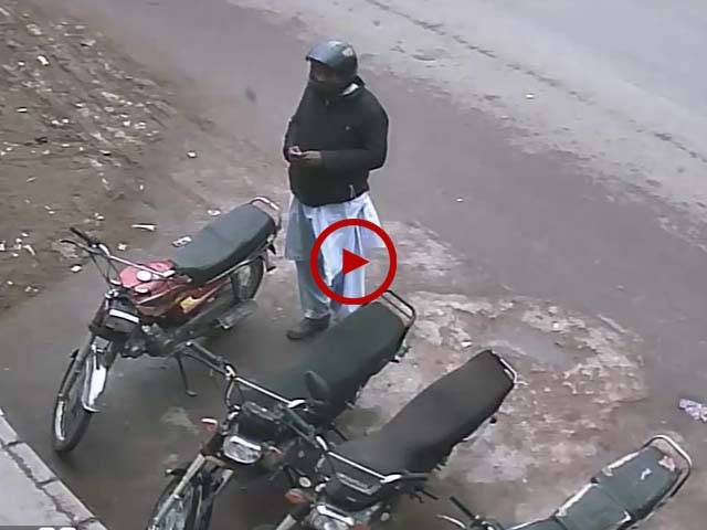  اس ویڈیو میں دیکھیں کیسے پلک چھپکتے ہی یہ شحص موٹر سائیکل چوری کر کے فرار ہو گیا۔ ویڈیو: سہیل بٹ۔ لاہور