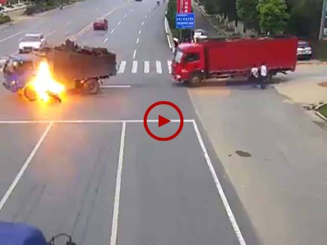 موٹرسائیکل اور ٹرک کے تصادم میں لگنے والی آگ کے مناظر دیکھیں۔ ویڈیو: حافظ عثمان۔ لاہور