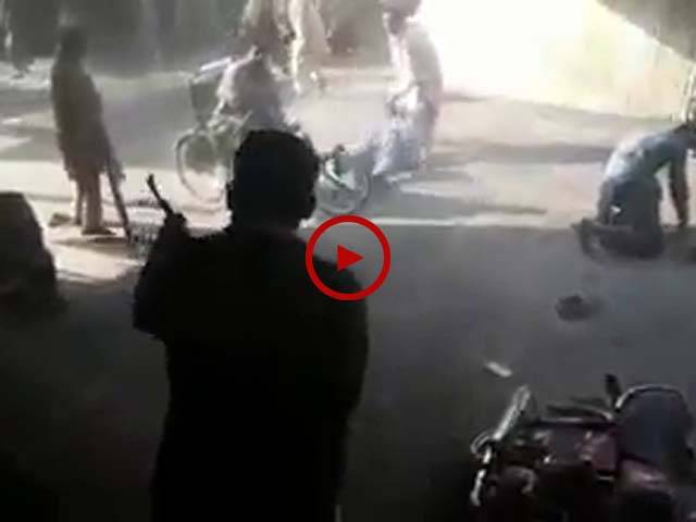 فیصل آباد میں لڑائی کے دوران ایک آدمی نے فائرنگ کر دی جس کے نتیجے میں دو افراد زخمی ہو گئے۔ ویڈیو: میاں ادریس ۔ فیصل آباد
