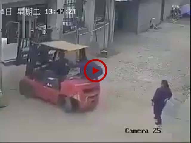 ویڈیو میں دیکھیں اس خاتون کے ساتھ کیسا دلخراش حادثہ پیش آگیا۔ ویڈیو: حسن فاروق۔ لاہور
