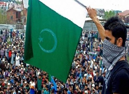 مقبوضہ کشمیر میں بھی پاکستان کے یوم آزادی کا جشن، قومی پرچم لہرادیا گیا، حریت رہنماﺅں کا کل یوم سیاہ منانے کا اعلان