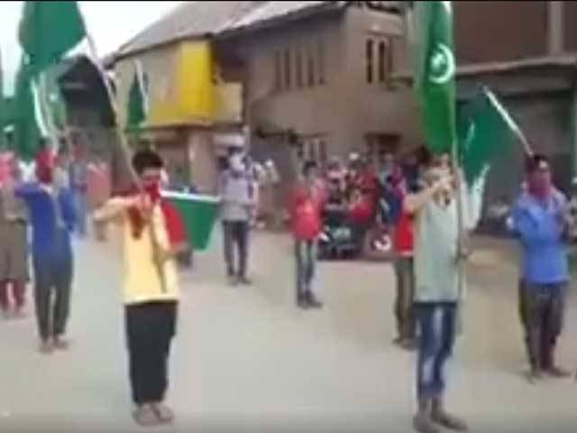 مقبوضہ کشمیرکے جوانوں کا پاکستان کے 70ویں جشن آزادی کے موقع سبز ہلالی پرچم اٹھا کر پریڈ ،بھارت کو مرچیں لگ گئیں ،سخت اقدامات کا فیصلہ کر لیا 