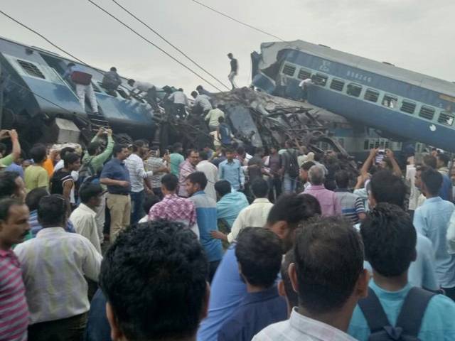 بھارتی ریاست اتر پردیش میں ٹرین پٹری سے اتر گئی ،خوفناک حادثے میں23افراد ہلاک 100سے زائد زخمی 