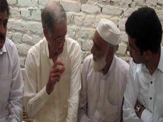 پشاور پر ڈینگی کا حملہ ، پرویز خٹک بالآخر متاثرہ علاقے تہکال پہنچ گئے، مرنیوالوں کے ورثاء کیلئے امداد کا اعلان 