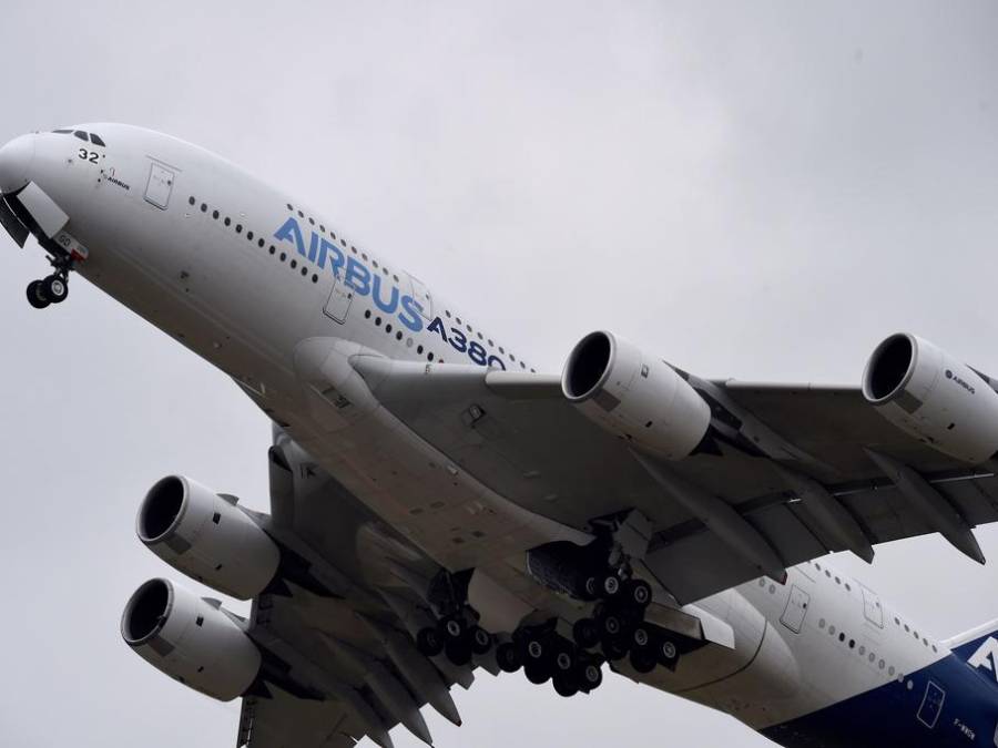 دنیا کا سب سے بڑا طیارہ مدینہ ایئرپورٹ پہنچ گیا، آبی توپوں سے خیر مقدم 