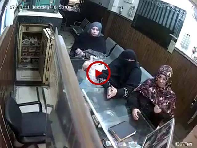 ویڈیو میں دیکھیں عورت نے پلک چھپکتے ہی سنار کی دکان میں چوری کی لیکن کیمرے کی آنکھ سے نہ بچ پائی۔ ویڈیو: میاں یوسف۔ لاہور