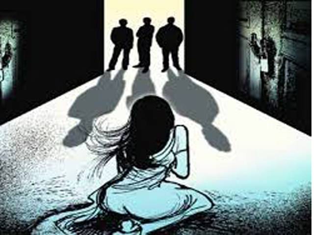 تین شرابی پولیس اہلکاروں کی خاتون سے زیادتی،برہنہ گھمایا