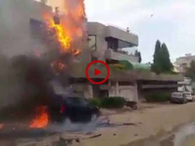 کراچی PECHS بلاک 6 میں بجلی کی تاروں میں آگ لگ گئی جس کے نتیجے میں پاس کھڑی گاڑی بھی اس آگ کی لپیٹ میں آگئی۔ ویڈیو: حیدر علی۔ کراچی
